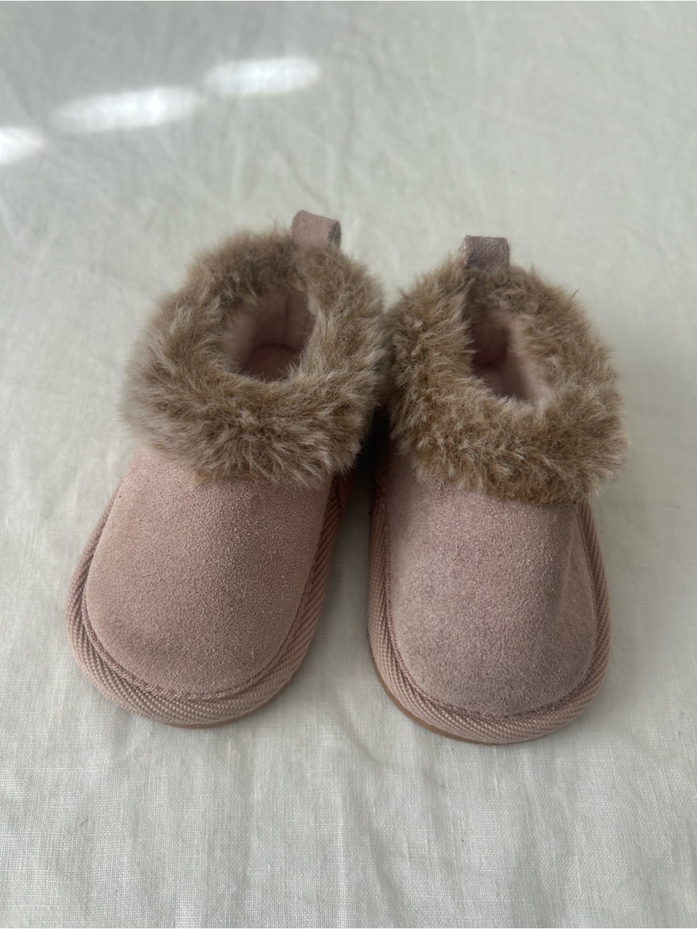 Bearpaw Baby Girls Suede Leather Slippers Pink Size 0/6 Months, Like New.